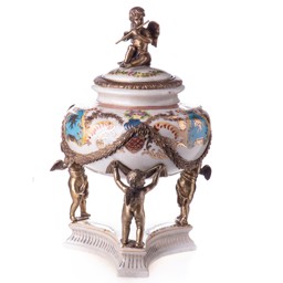 Mutasd a Porcelán-bronz urna, tároló, angyalokkal részleteit! Kép a Porcelán-bronz urna, tároló, angyalokkal