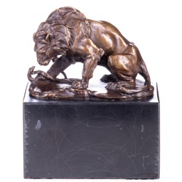 Mutasd a Oroszlán kígyóval - bronz szobor márványtalpon részleteit! Kép a Oroszlán kígyóval - bronz szobor márványtalpon