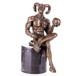 Mutasd a Ördög, kezében koponyával - bronz szobor márványtalpon részleteit! Kép a Ördög, kezében koponyával - bronz szobor márványtalpon