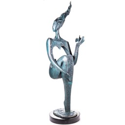Mutasd a Nő madárral - modern bronz szobor részleteit! Kép a Nő madárral - modern bronz szobor