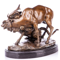 Mutasd a Oroszlán szarvassal - bronz szobor márványtalpon részleteit! Kép a Oroszlán szarvassal - bronz szobor márványtalpon